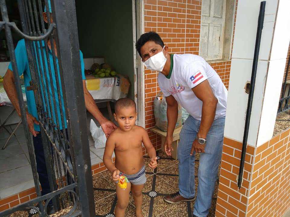 Camacã: Unidade de Saúde Luís Castro II antecipa a Páscoa distribuindo chocolates para as crianças